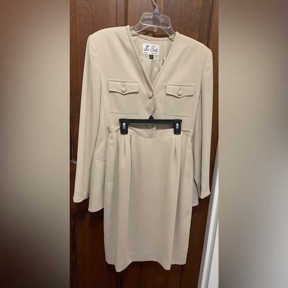 Le Suit women’s size 20 Skirt suit cream color long sleeve three buttons front - Picture 1 of 9